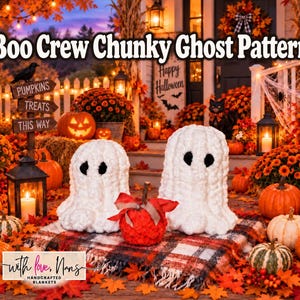 Könnte beinhalten: Zwei weiße Geister aus grobem Garn mit schwarzen Filzaugen sitzen auf einer karierten Decke neben einem roten Kürbis aus Garn mit einem braunen Stiel. Der Text Boo Crew Chunky Ghost Pattern steht oben und ein Logo mit dem Text with love, Nans befindet sich unten.