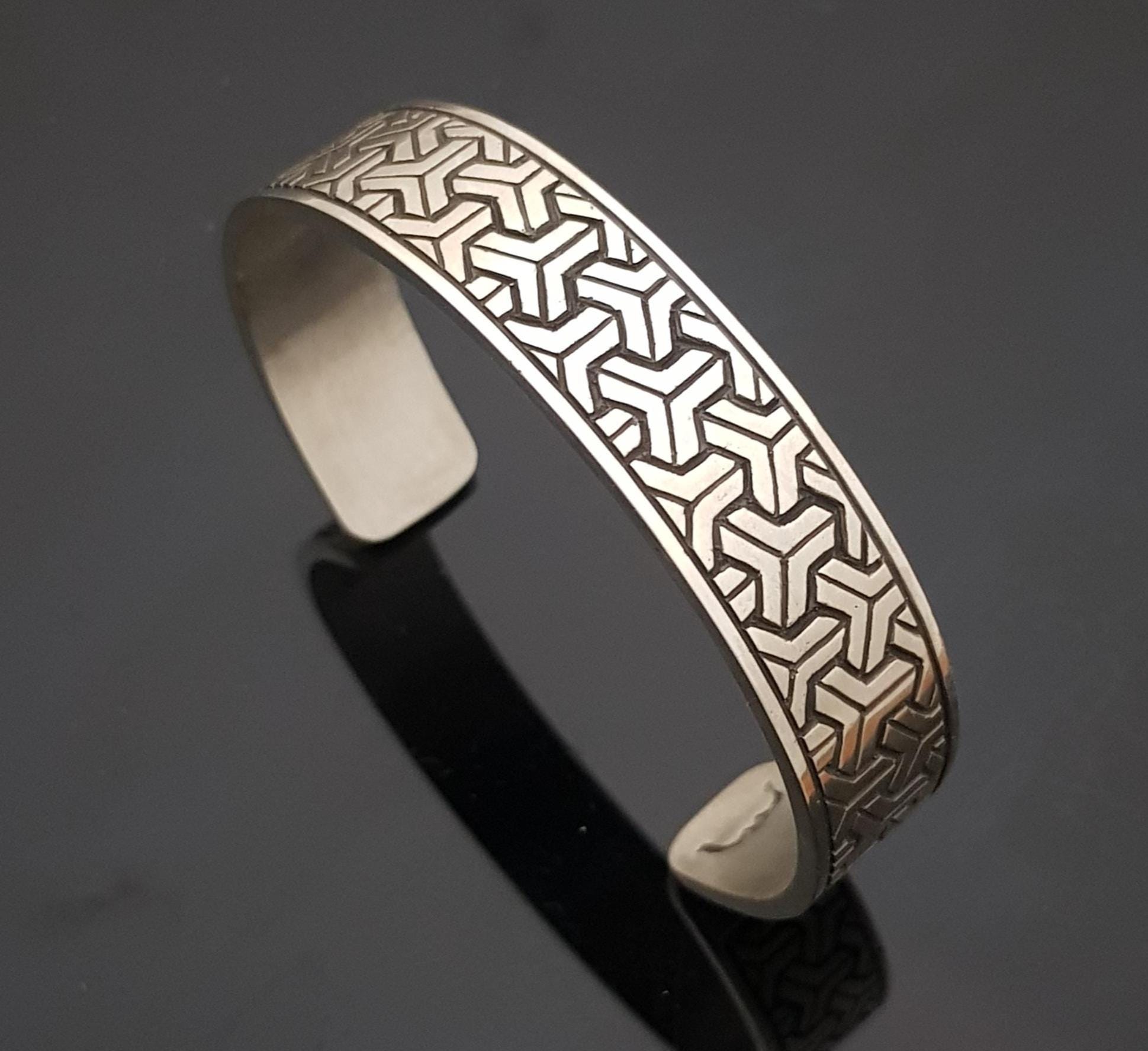 シルバー 幾何学模様 カフブレスレット シルバー 幾何学模様 カフブレスレット ステンレス ケルト 鷲