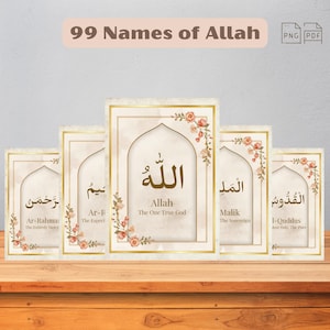 Puede incluir: Un conjunto de cinco impresiones artísticas enmarcadas con los 99 Nombres de Allah. Cada impresión tiene un borde dorado, adornos florales y caligrafía árabe con traducciones al inglés. Se exhiben sobre una superficie de madera.