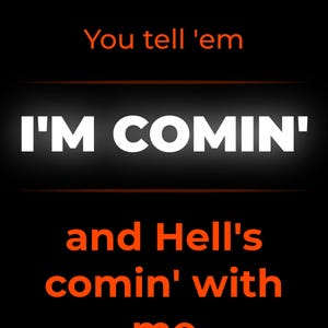 Może przedstawiać: Czarne tło z pomarańczowym i białym tekstem. Słowa "I'M COMIN'" są dużymi, białymi, pogrubionymi literami. Tekst brzmi "You tell 'em" i "and Hell's comin' with me" w kolorze pomarańczowym.