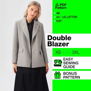 Op de afbeelding: Een vrouw draagt een lichtgrijze double-breasted blazer. De afbeelding bevat de tekst "Double Blazer" en "XS...3XL". De afbeelding bevat ook de tekst "PDF Pattern", "Easy Sewing Guide" en "Bonus Pattern".