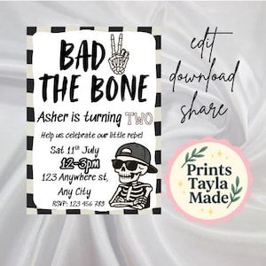 Könnte beinhalten: Eine Geburtstagseinladung mit einem schwarz-weißen Karomuster. Die Einladung enthält den Text "BAD THE BONE" und "Asher is turning TWO". Ein Skelett mit Sonnenbrille und Hut ist ebenfalls abgebildet.