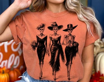 ヴィンテージスケルトンウィッチシャツ、コンフォートカラーズ®ハロウィンTシャツ、ゴシックトリオウィッチTシャツ、スプーキーシーズンシャツ、秋らしい美的Tシャツ