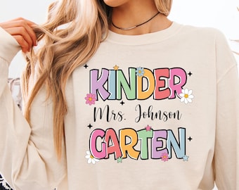 Personalisierte Kindergärtnerin Shirt, Benutzerdefinierte Zurück zu Schule T-Shirt, Lehrer Name Shirt, Geschenk für Kindergärtnerin