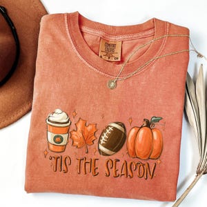 Komfortfarben Tis The Season Shirt, Pumpkin Spice Herbst T-Shirt, Fußball Grafik T-Shirt, süßes Thanksgiving Geschenk, Herbst Shirt für Frauen