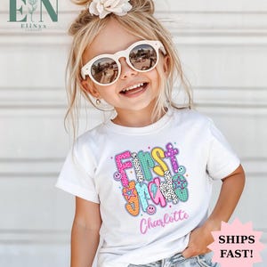 Personalized First Grade Shirt for Girls – Custom Name Back to School Tee – Preppy First Day of School Outfit – Retro Pink T-Shirt
