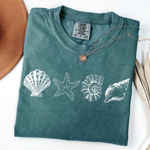 Camiseta de conchas marinas de los 90 con estilo vintage de Comfort Colors®, camiseta retro Y2K con conchas marinas, camiseta para amantes del mar, camisetas de verano con océano, camiseta con animales marinos adorables