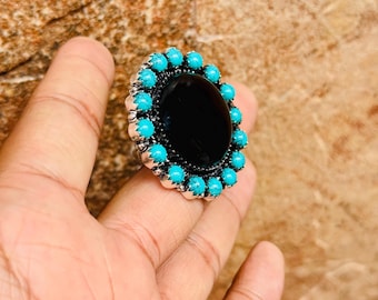 Anello rotondo con onice nera e turchese blu, realizzato a mano in argento 925.