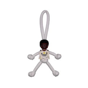 Może przedstawiać: Zestaw trzech ceramicznych kubk&oacute;w z nakrapianym, matowym wykończeniem. Kubki są w odcieniach kremowym, jasnoszarym i ciemnoszarym. Każdy kubek ma prosty, minimalistyczny design i zaokrąglony uchwyt.