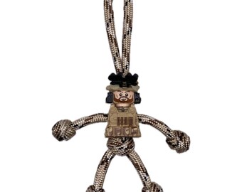Llavero de paracord de soldado del ejército, color arena del desierto, llavero de minifigura de paracord