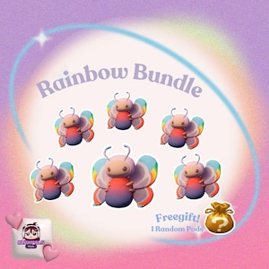 Könnte beinhalten: Ein digitales Kunstbild zeigt ein "Rainbow Bundle" von sechs Cartoon-Schmetterlingsfiguren mit Regenbogenflügeln und einem Farbverlaufskörper. Der Hintergrund ist ein weicher Farbverlauf aus Rosa und Lila mit einem Regenbogenbogen. Der Text "Freegift! 1 Random Pods" ist enthalten.