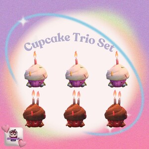 Könnte beinhalten: Ein Set aus sechs Cupcakes, drei mit Vanille- und drei mit Schokoladen-Frosting, jeweils mit einer brennenden Kerze. Die Cupcakes haben ein cartoonartiges Design mit rosa und roten Akzenten. Der Text "Cupcake Trio Set" steht darüber.