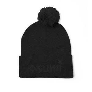 Stickad mössa med broderad logotyp och pompom | Svart mössa