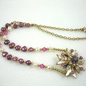 Collar con broche vintage, collar de cruz de Malta con perlas, collar en tonos rosa y blanco