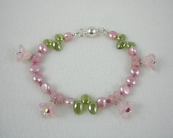 Pulsera de perlas con colgantes florales, pulsera rosa y verde, perlas de agua dulce