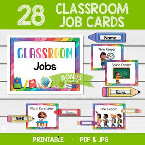 Puede incluir: Un conjunto de 28 tarjetas de tareas escolares imprimibles con bordes coloridos, ilustraciones de útiles escolares y etiquetas como Time Keeper, Board Eraser, Plant Caretaker y Line Leader, que incluyen etiquetas de nombre con forma de lápices.