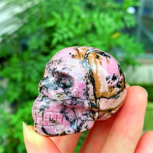 2“ Natural Rhodonite Skull,Quartz Crystal skull,carved polished Crystal，skull sculpture，mineral specimen，Reiki therapy，Home decoration 1PC
