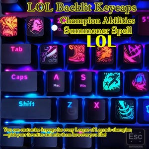 以下が含まれることがあります： League of Legendsのチャンピオンアビリティとサモナースペルのデザインが施されたバックライト付きキーキャップ。黒いキーキャップには、さまざまな色のグラフィックが光っています。キーキャップのテキストには「Tab」、「Caps」、「Shift」、「A」、「S」、「Z」、「X」、および「Esc」が含まれています。
