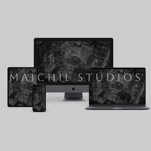 Op de afbeelding: Een grijswaardenafbeelding met een desktopcomputer, tablet, smartphone en laptop, die allemaal een stadsgezicht weergeven. De tekst "MAICHIL STUDIOS" is zichtbaar op elk apparaat. De apparaten zijn gerangschikt op een lichtgrijze ondergrond.