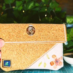 Kork-Brieftasche mit Aquarell Blumenapplikation und Futter / Kork-Geldbörse mit hübscher Applikation / Hübsche vegane Geldbörse / Light Card Wallet
