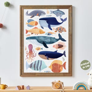 Könnte beinhalten: Ein gerahmter Kunstdruck mit farbenfrohen Illustrationen verschiedener Meeresbewohner, darunter Wale, Fische und ein Oktopus. Das Kunstwerk hat einen skurrilen Stil mit einer Vielzahl von Farben und Mustern. Der Text "printed in 24h" ist sichtbar.