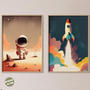 Könnte beinhalten: Zwei gerahmte Kunstdrucke. Einer zeigt einen Astronauten auf einem Planeten, der andere eine startende Rakete. Der Astronauten-Druck hat einen beigen Hintergrund mit einem Cartoon-Astronauten. Der Raketen-Druck hat einen dunkelblauen Hintergrund mit bunten Wolken.