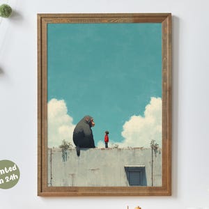 Könnte beinhalten: Gerahmter Kunstdruck mit einer surrealen Szene eines großen Affen und einer kleinen Figur auf einem Dach, vor einem blauen Himmel mit Wolken. Der Druck ist in einem Holzrahmen und enthält den Text "printed in 24h" auf einem grünen Kreis.