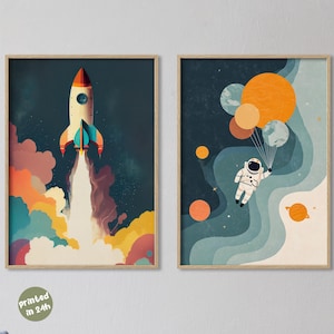 Könnte beinhalten: Zwei gerahmte Kunstdrucke. Einer zeigt eine Rakete beim Start mit bunten Wolken. Der andere zeigt einen Astronauten, der mit Planeten und orangefarbenen Kugeln schwebt. Die Drucke haben ein Weltraumforschungsthema.