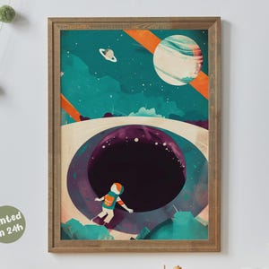 Könnte beinhalten: Ein gerahmter Kunstdruck mit einem Weltraum-Thema im Retro-Stil. Das Kunstwerk zeigt einen Astronauten in einem farbenfrohen Raumanzug, einen großen Planeten und ein schwarzes Loch. Die Farbpalette umfasst Teal, Orange, Lila und Weiß. Der Druck ist in einem Holzrahmen.