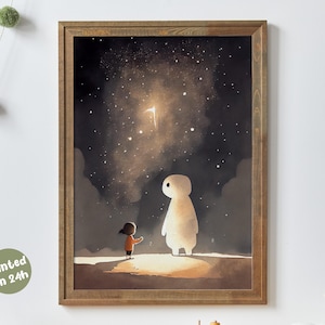Könnte beinhalten: Gerahmter Kunstdruck, der ein Kind und eine große, freundlich aussehende Figur zeigt, die in einen sternenklaren Nachthimmel blicken. Das Kunstwerk verwendet sanfte Farben und eine verträumte Atmosphäre, mit einem warmen Holzrahmen.