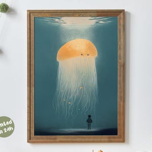 Könnte beinhalten: Ein gerahmter Kunstdruck zeigt eine skurrile Unterwasserszene. Eine große, orangefarbene Qualle mit langen, fließenden Tentakeln schwebt in türkisblauem Wasser. Eine kleine Figur steht unten und blickt nach oben. Der Druck ist in einem Holzrahmen.