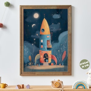Könnte beinhalten: Ein gerahmter Kunstdruck mit einer skurrilen Raketenillustration. Die Rakete ist orange und blau mit Fenstern, vor einem dunkelblauen Nachthimmel mit Mond und Sternen. Der Druck ist in einem Holzrahmen.