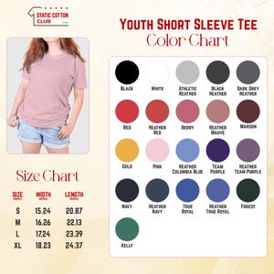 K&ouml;nnte beinhalten: Eine Farbkarte f&uuml;r kurz&auml;rmelige T-Shirts f&uuml;r Jugendliche mit einundzwanzig kreisf&ouml;rmigen Farbfeldern, die mit Namen wie Black, White, Berry und Forest beschriftet sind. Eine Gr&ouml;&szlig;entabelle listet Breiten und L&auml;ngen in Zoll f&uuml;r die Gr&ouml;&szlig;en S bis XL auf.