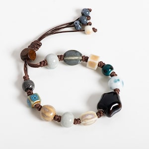 Bracelet vintage en perles de céramique avec étoiles - Bijoux réglables faits main à glaçure multicolore avec cordon de cire