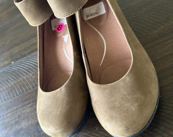 Zapatos casuales de tacón bajo con tira en el tobillo y punta redonda de Dansko para mujer, color camel.