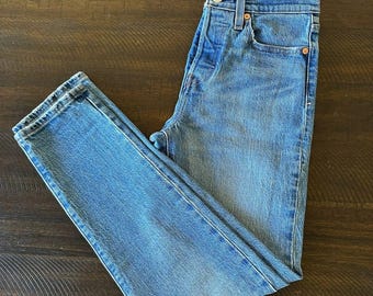 Pantalones vaqueros Levi's de pierna recta en azul medio.