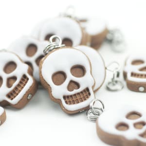 Gingerbread Skull Cookie Charm: Halloween Food Jewelry, Stitch Marker
