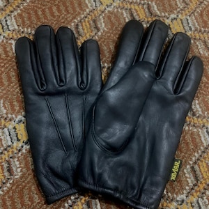 Black Leather Driving Gloves: Soft, Warm, Touchscreen Compatible.