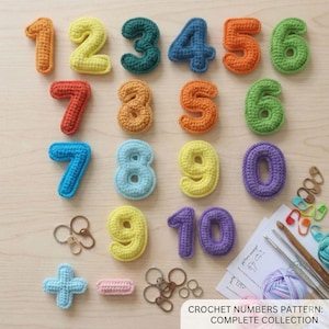 Puede incluir: Una colección de números de ganchillo coloridos del 1 al 10, además de signos más y menos, y llaveros. Los números son de varios colores, incluyendo naranja, verde, azul y amarillo. El texto en la parte inferior dice "CROCHET NUMBERS PATTERN: COMPLETE COLLECTION."