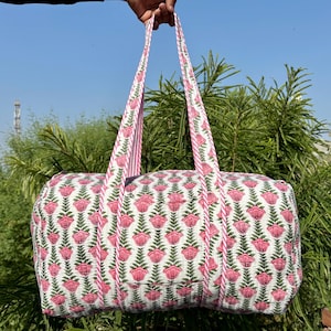 Bolso de fin de semana de algodón acolchado hecho a mano / Bolsa de viaje con estampado de bloques para mujer / Bolsa de viaje floral para pasar la noche / Regalo para damas de honor / Bolsa para el hospital para mamás /