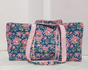 Bolso de viaje acolchado con estampado floral azul — Bolso de fin de semana de algodón hecho a mano con estampado de bloques, bolso de viaje para mujer, bolso de noche estilo boho, regalo para damas de honor