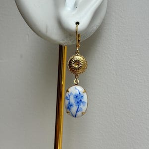 手作りの18Kゴールドメッキイヤリング。ヴィンテージの日本製磁器ストーンを使用し、青と白の花柄モチーフを手描きで施しています。お揃いのネックレスもございます！