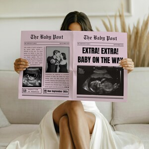 Peut inclure: Annonce de grossesse de style journal rose avec le titre "EXTRA! EXTRA! BABY ON THE WAY". Le journal comprend une image d'échographie, une photo d'un couple et le texte "Due September 202x."