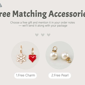 Puede incluir: La imagen muestra "Accesorios a juego gratis" con opciones de regalo gratuito. Se muestran un charm de copo de nieve dorado, un charm de coraz&oacute;n rojo y dos charms de perlas. El texto anima a mencionar el regalo.