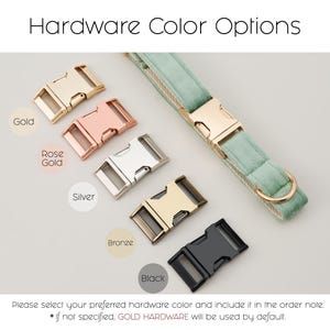 Pode incluir: Uma variedade de op&ccedil;&otilde;es de cores de fivelas para coleiras de c&atilde;es: ouro, ouro rosa, prata, bronze e preto. Uma coleira verde claro com fivela dourada tamb&eacute;m &eacute; mostrada. O texto diz "Hardware Color Options".