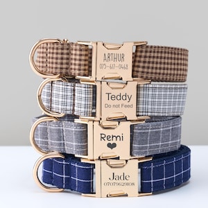 Pode incluir: Uma pilha de quatro coleiras personalizadas para c&atilde;es com fivelas douradas. As coleiras s&atilde;o estampadas em xadrez marrom, branco, cinza e azul. Cada fivela &eacute; gravada com o nome do animal de estima&ccedil;&atilde;o e informa&ccedil;&otilde;es de contato.