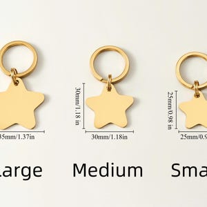 Puede incluir: Tres llaveros dorados en forma de estrella de diferentes tama&ntilde;os. La estrella grande mide 35 mm, la mediana 30 mm y la peque&ntilde;a 25 mm. Cada llavero tiene un anillo redondo.