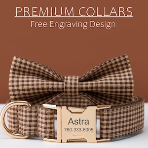 Pode incluir: Uma coleira para c&atilde;es xadrez marrom e bege com gravata borboleta combinando. A coleira tem uma fivela dourada gravada com o nome "Astra" e um n&uacute;mero de telefone. O texto "PREMIUM COLLARS" e "Free Engraving Design" est&atilde;o no topo.