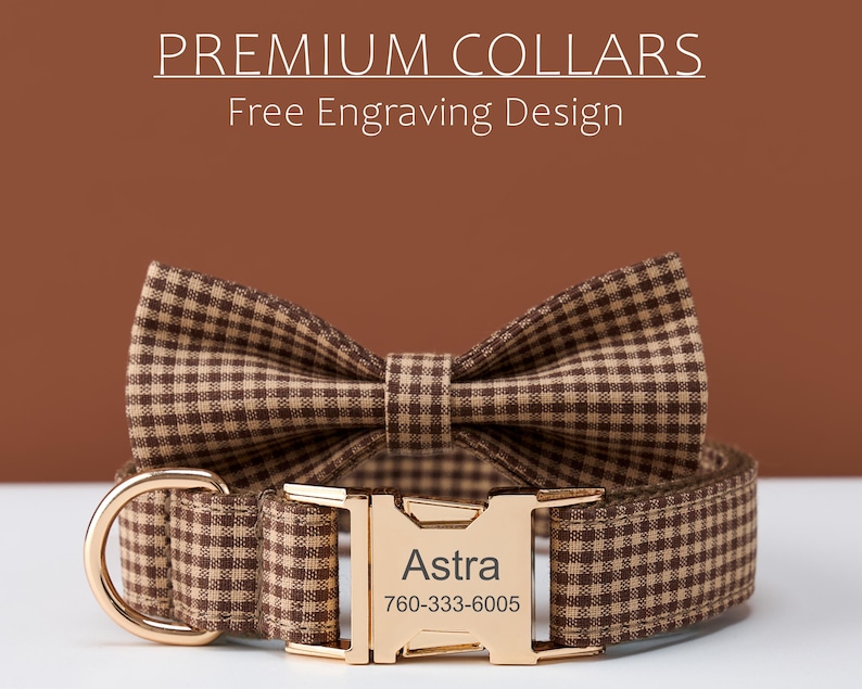 Pode incluir: Uma coleira para c&atilde;es xadrez marrom e bege com gravata borboleta combinando. A coleira tem uma fivela dourada gravada com o nome "Astra" e um n&uacute;mero de telefone. O texto "PREMIUM COLLARS" e "Free Engraving Design" est&atilde;o no topo.