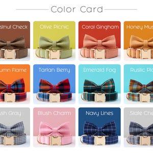 Pode incluir: Um cart&atilde;o de cores com doze coleiras para c&atilde;es com gravatas borboleta. Cada coleira tem um padr&atilde;o e cor xadrez diferentes, incluindo castanho, azeitona, coral, mel, outono, tartan, esmeralda, r&uacute;stico, cinza, rosa, marinho e ard&oacute;sia. As coleiras t&ecirc;m ferragens de metal dourado.